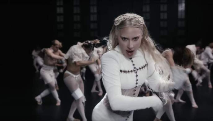 Lady Gaga nella coreografia di "Abracadabra"