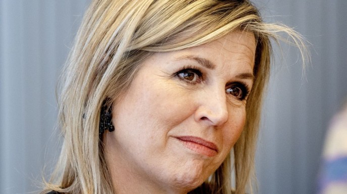 Maxima d’Olanda, elegantissima in bianco e nero non rinuncia alla spilla tarantola