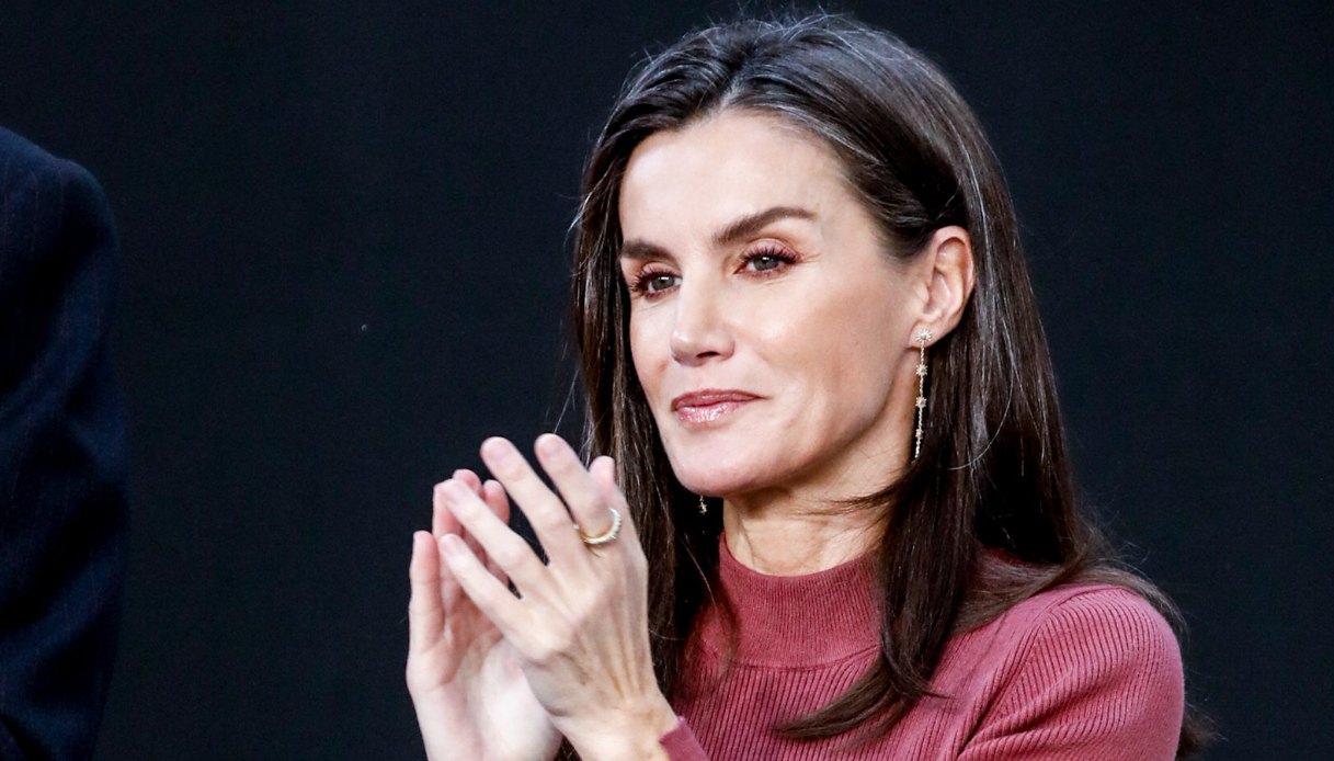 La Regina Letizia indossa all'indice sinistro un anello di Coreterno