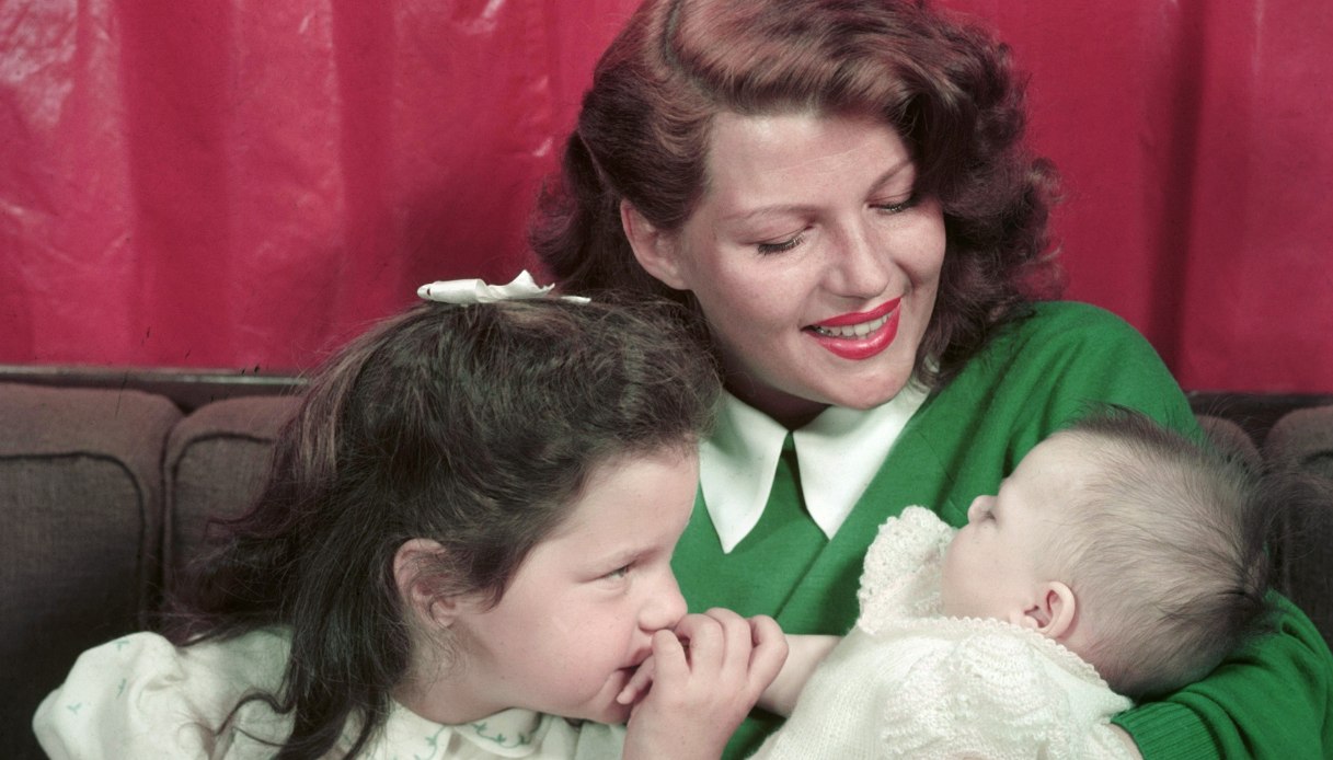 Rita Hayworth e le sue figlie, Rebecca Welles (a sinistra) e Yasmin Khan, nel 1950