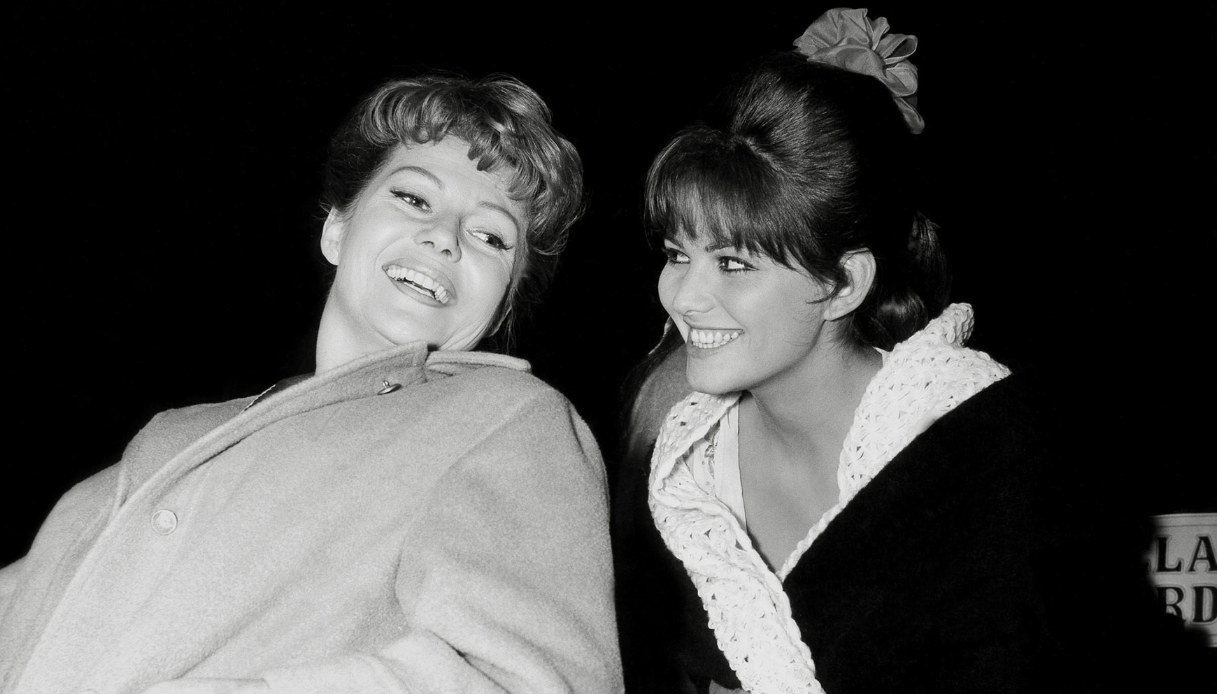 Rita Hayworth e Claudia Cardinale sul set di “Circus World” 1964