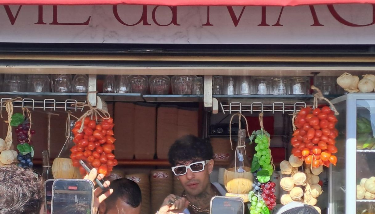 Tony Effe distribuisce maritozzi a Sanremo