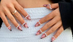 Gli anelli per le unghie sono l’accessorio cool che impreziosisce le tue mani