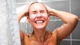 Bagno in acqua fredda, perché fa bene e perché può far male alla salute