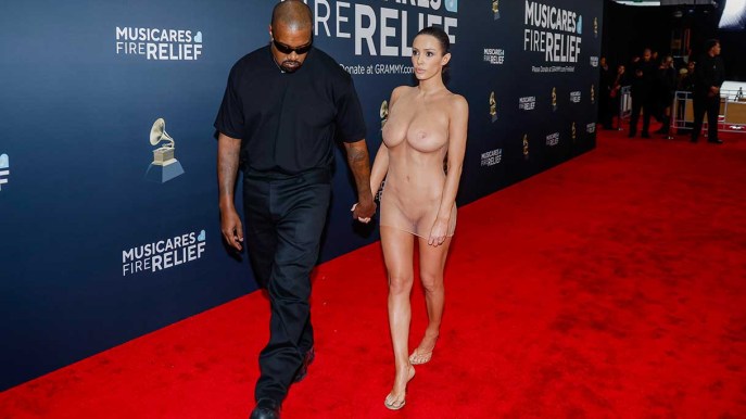 Censura Censori: Kanye e Bianca nuda scandalizzano i Grammy Awards