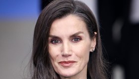Letizia di Spagna, silhouette perfetta in un abito verde con dettaglio cut-out a Madrid