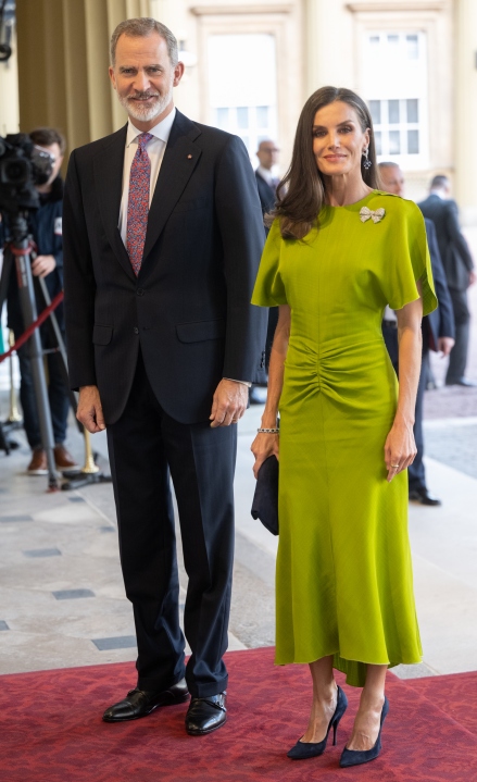 Letizia di Spagna con l'abito firmato Victoria Beckham