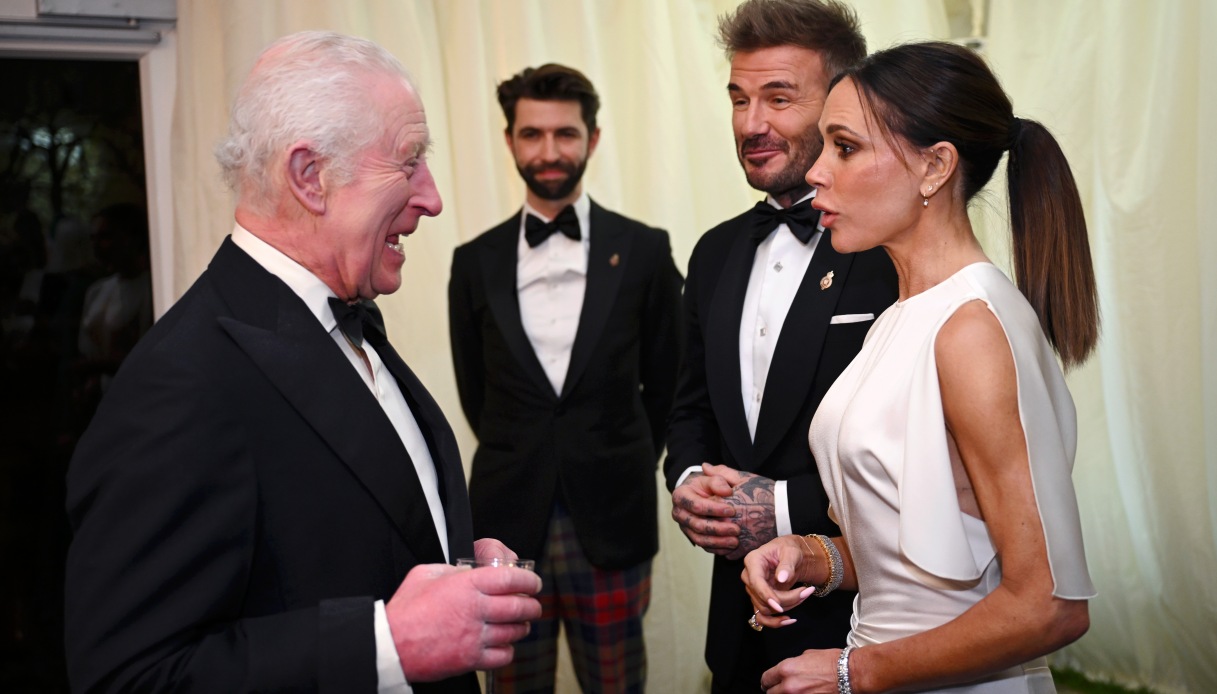 Victoria e David Beckham si intrattengono con Re Carlo
