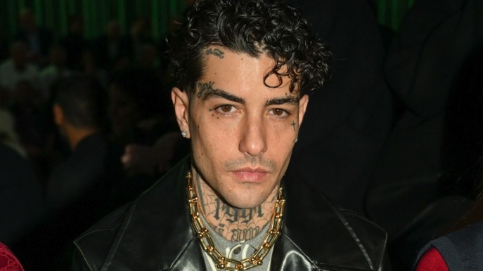 Tony Effe con la collana “vietata” alla Milano Fashion Week 2025