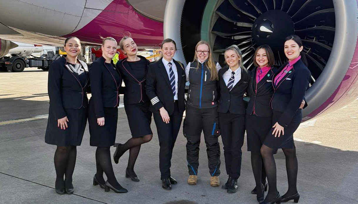 Londra, un volo con un team tutto al femminile - tra piloti e personale di cabina