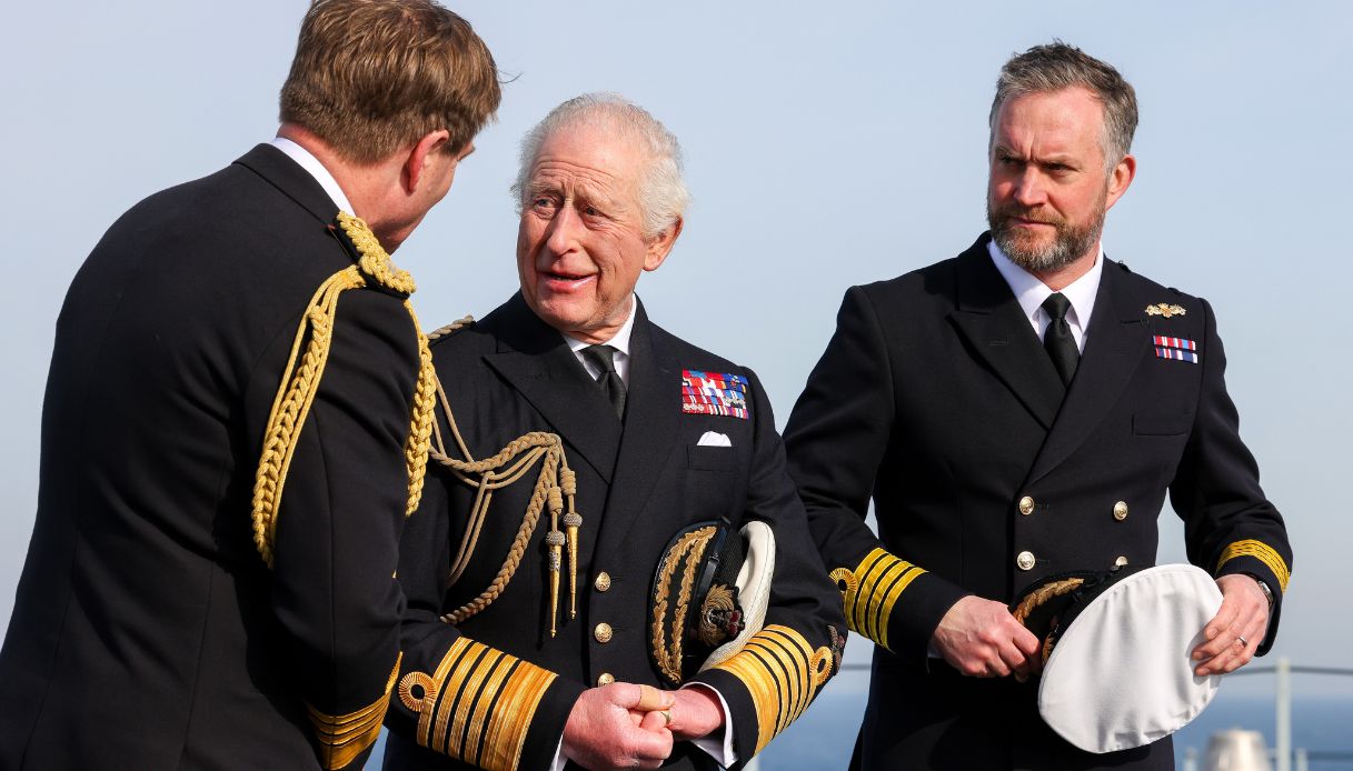 Re Carlo in visita alla "Royal Navy"