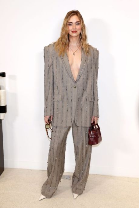 Chiara Ferragni coperta di cristalli alla Paris Fashion Week: il look da vera “Stella”