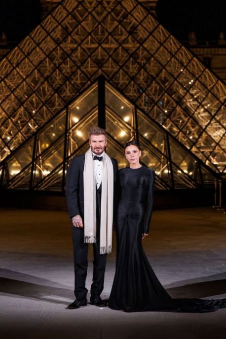 Victoria Beckham, look attillato alla Paris Fashion Week 2025 (con un piccolo incidente)