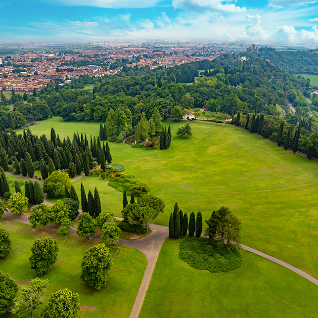 Una distesa verde tra le più ampie d’Europa: il tappeto erboso centrale del Parco, visibile anche dall’alto, è pura quiete