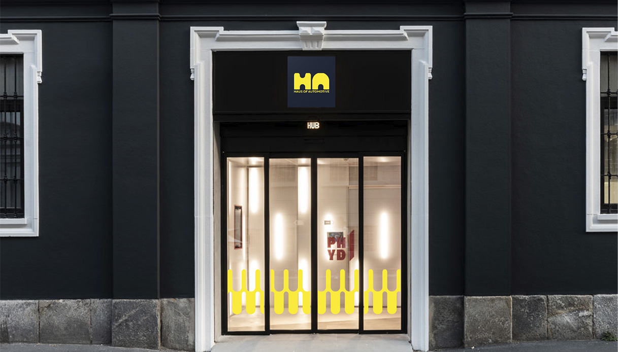 L’ingresso di Haus of Automotive, lo spazio firmato Konzepthaus dedicato alla mobilità del futuro, tra innovazione, materiali sostenibili e UX design