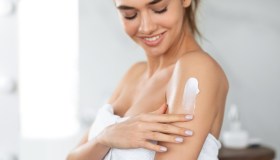 Questo talco liquido in offerta è la coccola profumata da indossare da mattina a sera