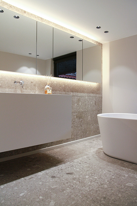 Specchio retroilluminato e lavabo sospeso: funzionalità e minimalismo si incontrano nella scelta dell’illuminazione