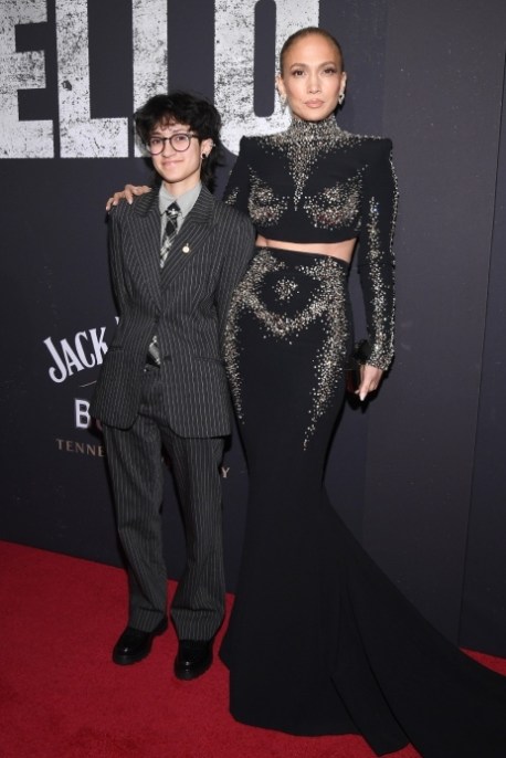 Jennifer Lopez visione con la figlia Emme, il look che mostra gli addominali