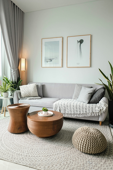 Un soggiorno dall’atmosfera rilassante, con illuminazione soffusa e dettagli naturali per un comfort senza tempo