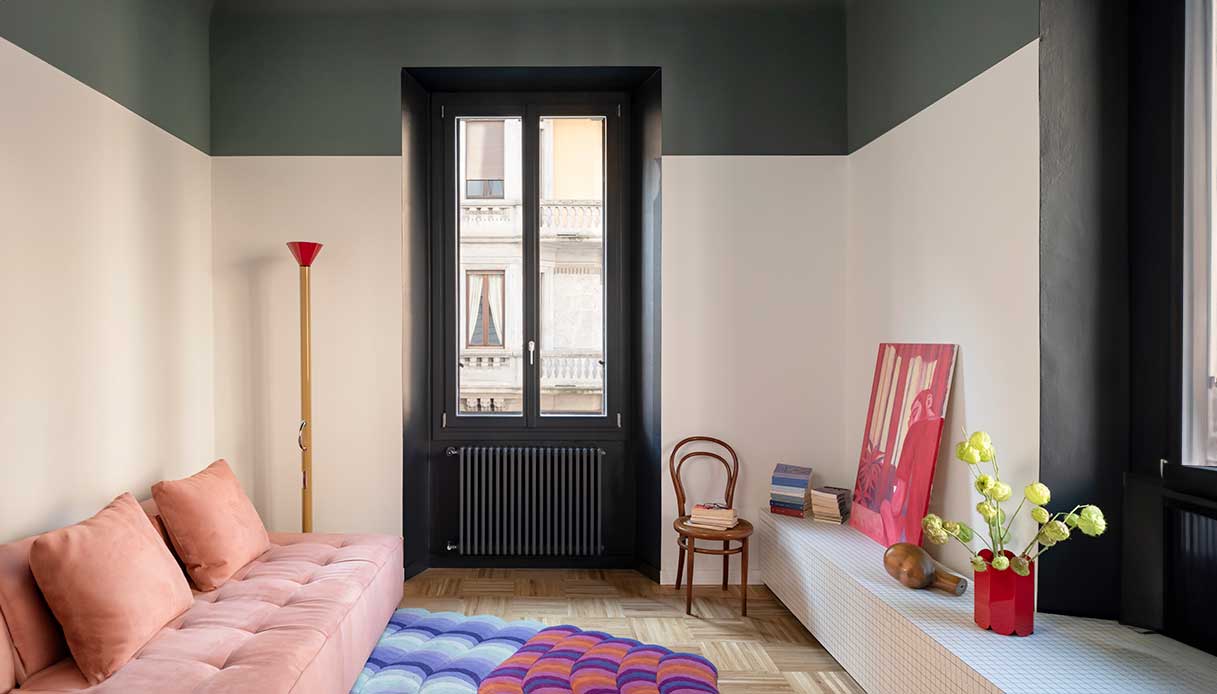 Petit Sept by Atelierzero, il soffitto verde scuro del salotto si estende fino alla sezione superiore delle pareti
