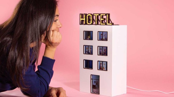 Milano Design Week 2025, la lampada Hotel Voyeur tra luce e narrazione