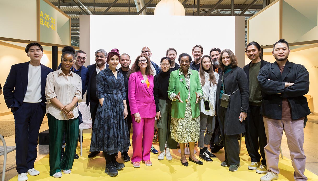 Foto di gruppo con la fondatrice Marva Griffin Wilshire (al centro in verde): il cuore pulsante del SaloneSatellite, accanto ai talenti emergenti da tutto il mondo.