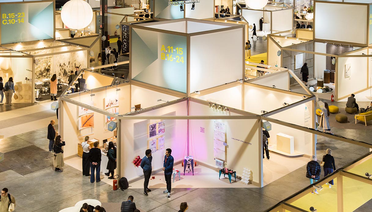 Uno scorcio tra gli stand del SaloneSatellite, pensati come spazi aperti per stimolare lo scambio tra designer, scuole e visitatori