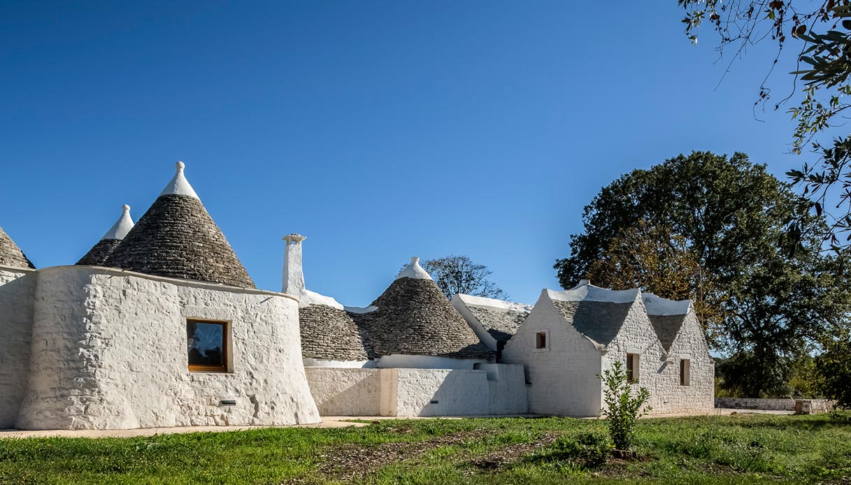 Il complesso dei trulli, con la sua architettura iconica, racconta una storia di autenticità e innovazione