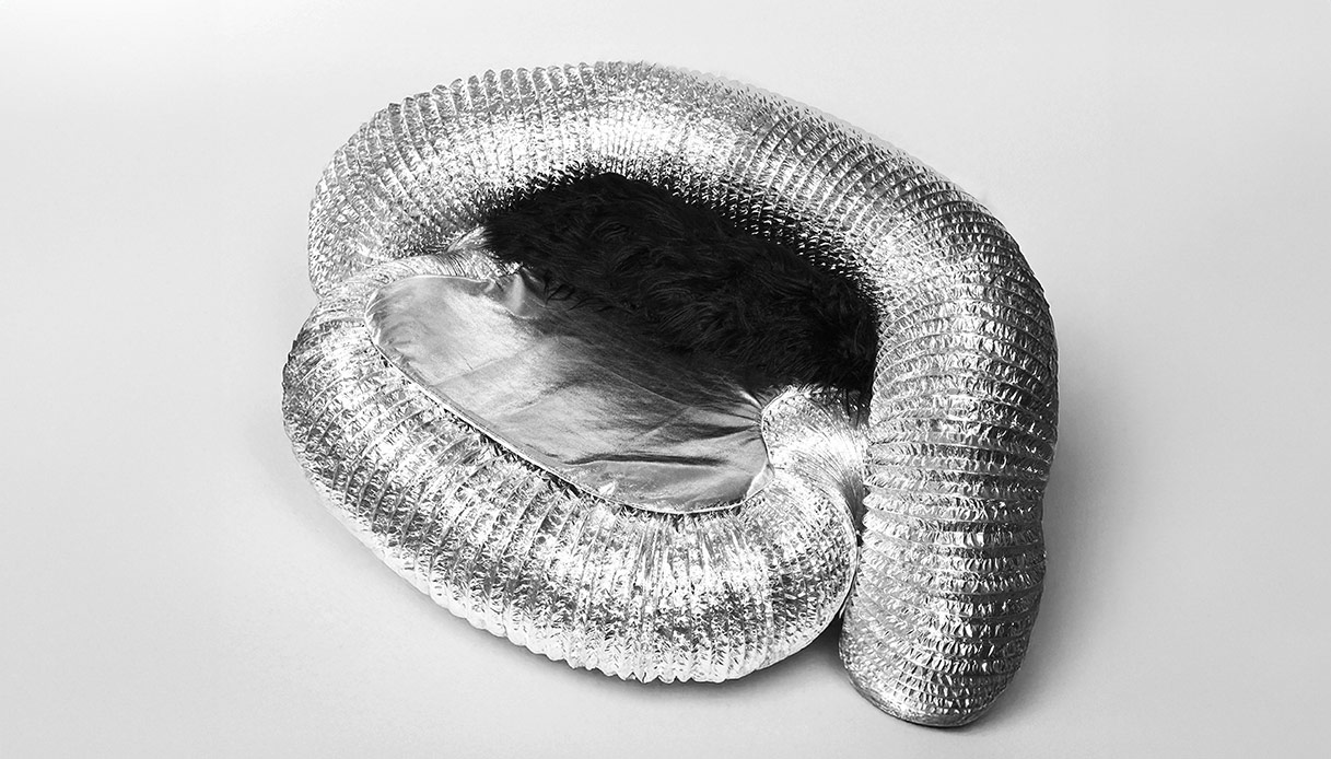 Un oggetto visionario tra design e upcycling: Anellide di Sestospettro, realizzato con materiali industriali reinterpretati in chiave contemporanea.