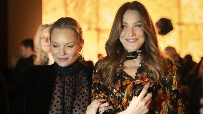 Carla Bruni e Kate Moss alla Paris Fashion Week 2025, tra mini e trasparenze