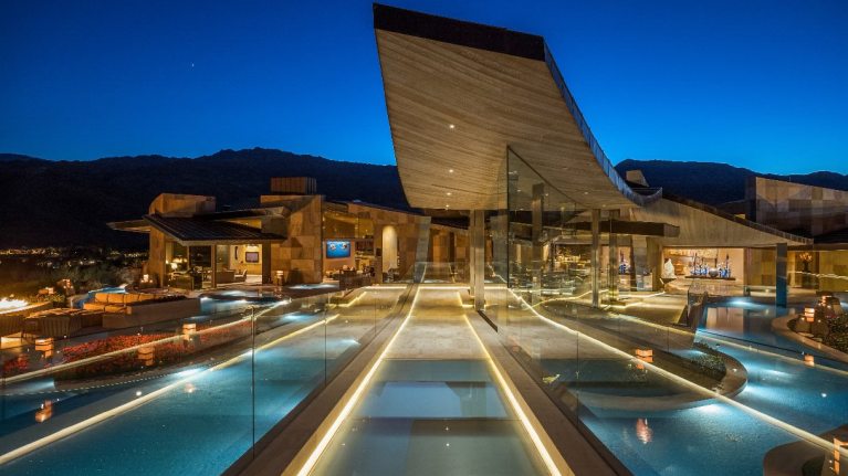 L’incredibile villa con vasca degli squali in vendita a 45 milioni di sterline