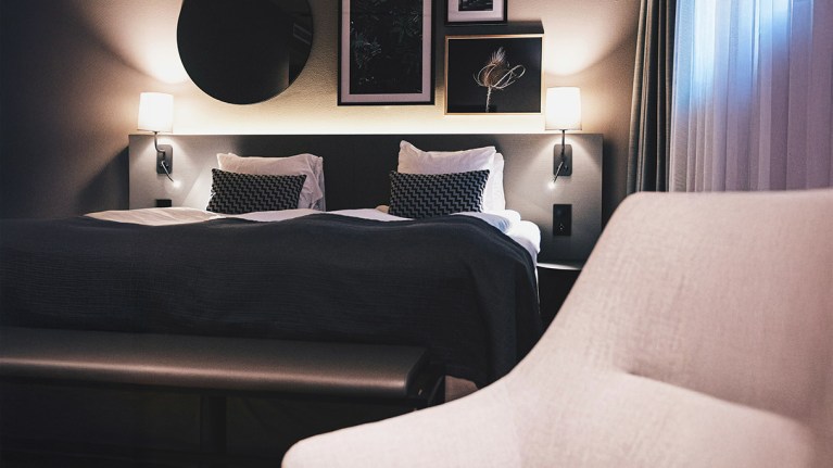 Come illuminare la camera da letto, tre tipologie di luce da combinare tra gusto e funzionalità
