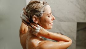 Idrata, purifica e deterge. Lo shampoo in polvere è il nuovo alleato pratico e sostenibile per capelli