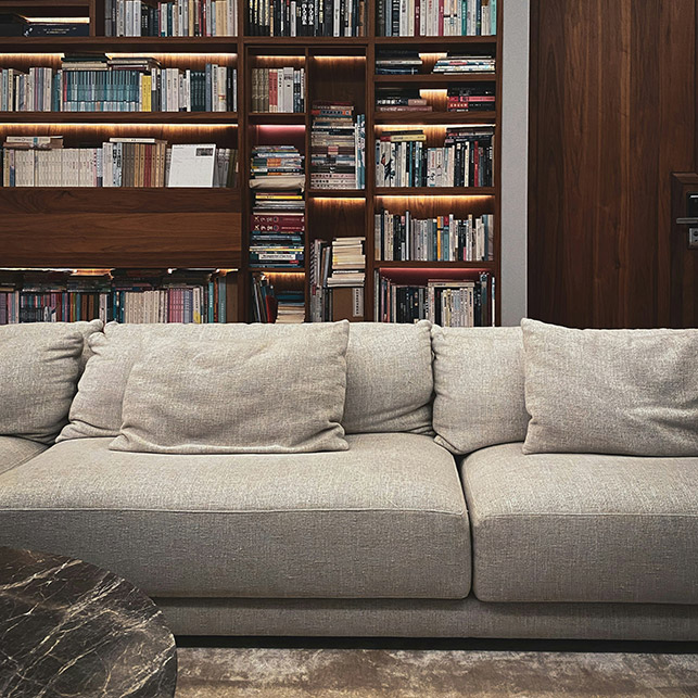 Forme essenziali e colori neutri si integrano alla perfezione in ambienti contemporanei