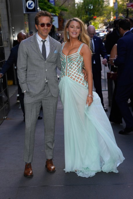 Blake Lively, l'abito ragnatela ad alta seduzione alla prima di Another Simple Favor