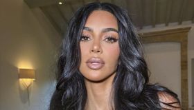 Kim Kardashian indossa solo il bustier di pelliccia: “Accessori”