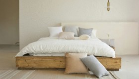 Arredare la camera da letto per il relax. Tessuti, tappeti e dettagli che calmano i sensi