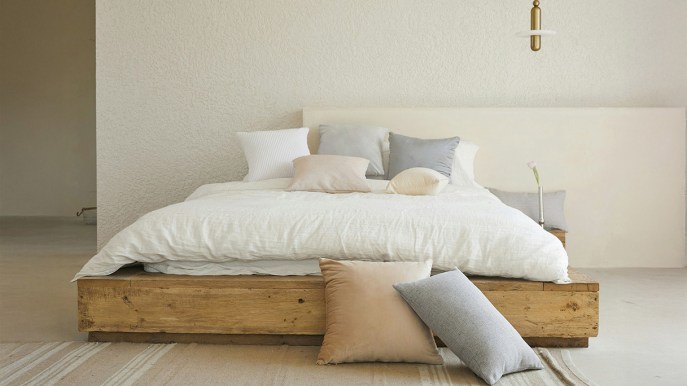 Arredare la camera da letto per il relax. Tessuti, tappeti e dettagli che calmano i sensi