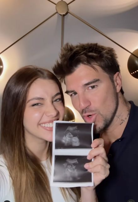 Andrea Damante ed Elisa Visari con l'ecografia del figlio