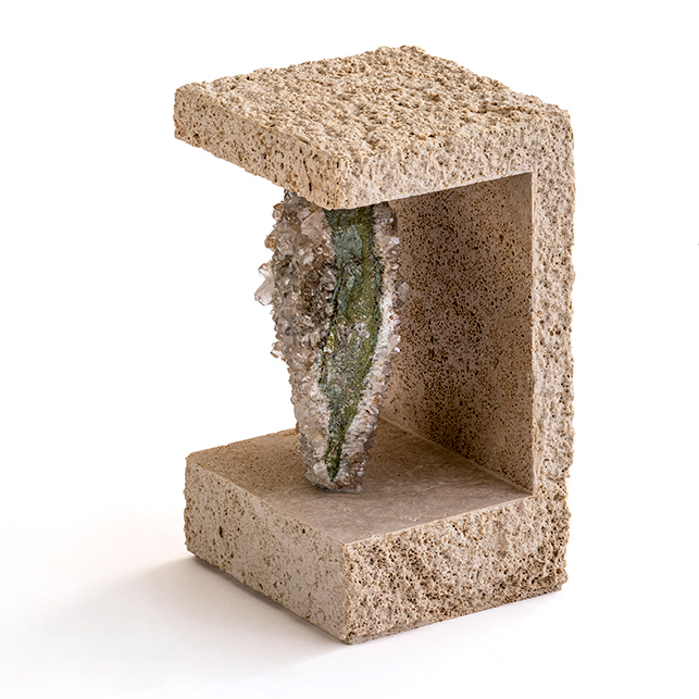 Geodie White Quartz: la forma a “T” in travertino custodisce un geode di quarzo bianco, esaltando luce e materia