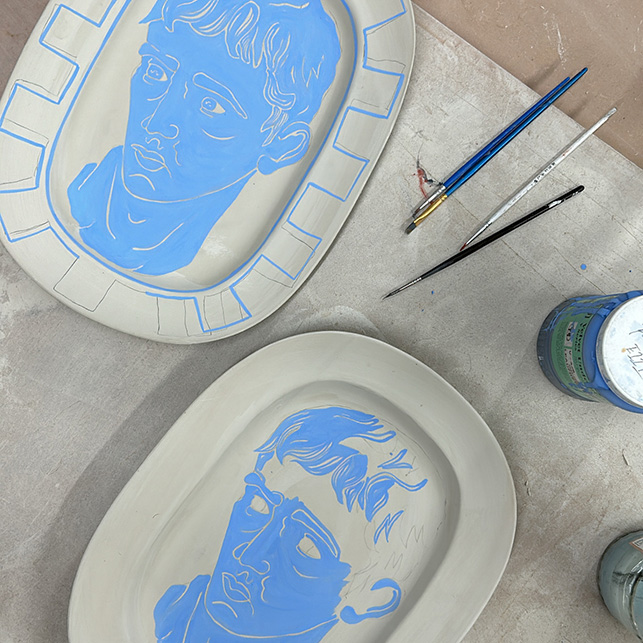 Elementi figurativi in chiave pop, dove la mitologia classica incontra la ceramica da tavola: bellezza e uso quotidiano si fondono