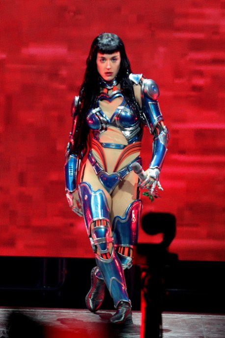 Katy Perry sul palco in armatura: il look per il The Lifetimes Tour