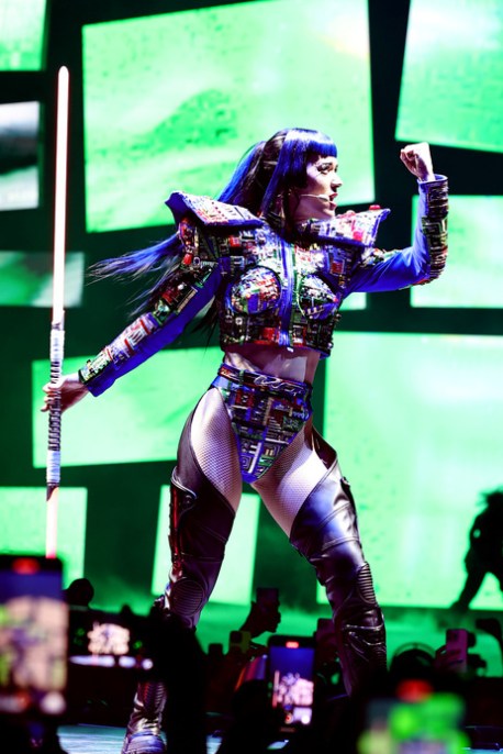 Katy Perry sul palco in armatura: il look per il The Lifetimes Tour