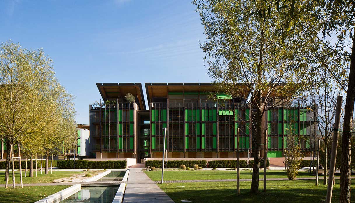 Il quartiere Le Albere di Renzo Piano, tra verde, canali e architetture sostenibili, è lo sfondo ideale per questo attico contemporaneo