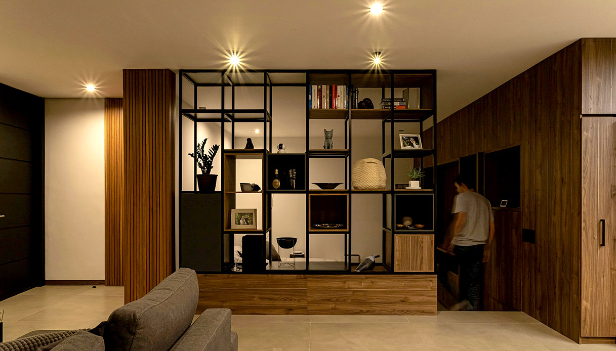 Una parete attrezzata può contenere, dividere e arredare con stile anche un ambiente piccolo