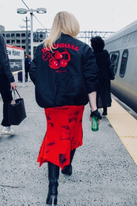 Madonna fa tendenza, giacca bomber e gonna rosso fuoco