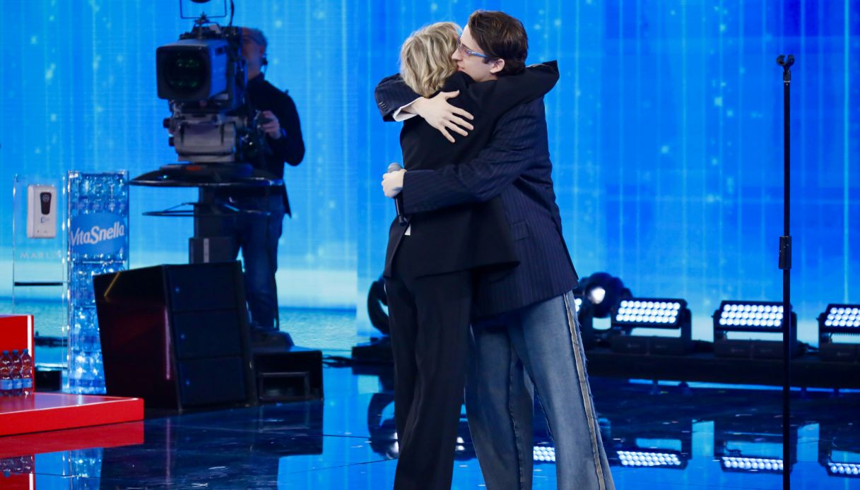 Maria De Filippi e l'abbraccio a Sangiovanni