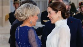 Mary di Danimarca e Brigitte Macron impeccabili, look a confronto nel giorno speciale