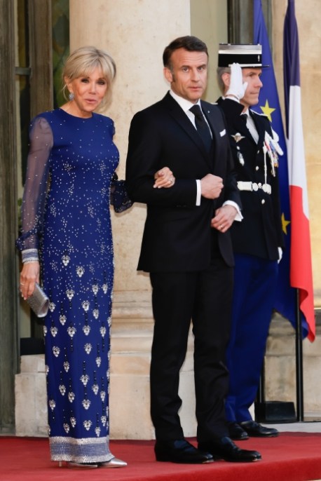 Mary di Danimarca e Brigitte Macron impeccabili, look a confronto nel giorno speciale