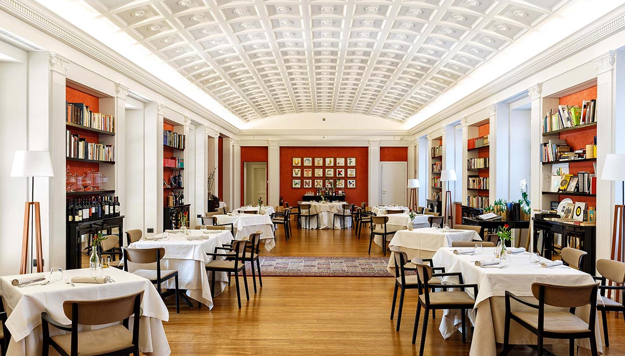 L'eleganza del ristorante "Il Labirinto" by 12 Monaci, immerso nella natura